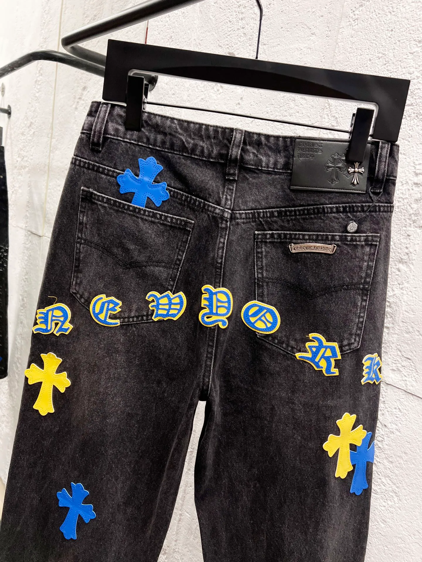 P250 Style No.: H929 Chrome hearts & Chrome hearts 25ss blue and yellow leather black pants cross patch leather jeans CH Chrome hearts double knee cross patch leather bo1 version logging pants straight work pants B136 Chrome hearts cross Sanskrit overalls Counter price 24W level, patch cross flower embellishment, high waist washed jeans! ! Absolutely high-end luxury products, 1.9W level god-level single products, super popular products, made by top heavy industry, not to be missed. About Zangyin, this is an extremely luxurious fashion brand, which can also be called the nobles of the high street. It has always been an exclusive brand of some hipsters or rich second generation. Compared with ordinary high streets, it is more luxurious and noble. Compared with luxury brands, it has a more fashionable personality and has always been a brand that I have a special liking for. Imported yarn is custom-woven into a high-density twill canvas. While ensuring a stiff silhouette, the fabric feels very delicate. It follows the B01 classic silhouette. The upper body is crisp and stylish. The ready-made garments are stone-ground and fermented and can be matched with any style. Buttons and zinc brushing are washed with genuine YKK retro metal products. Double-layered canvas on the front. Perfect details. All hardware is perfect. Size: 30-32-34-36 Color: blue-yellow leather and black pants.